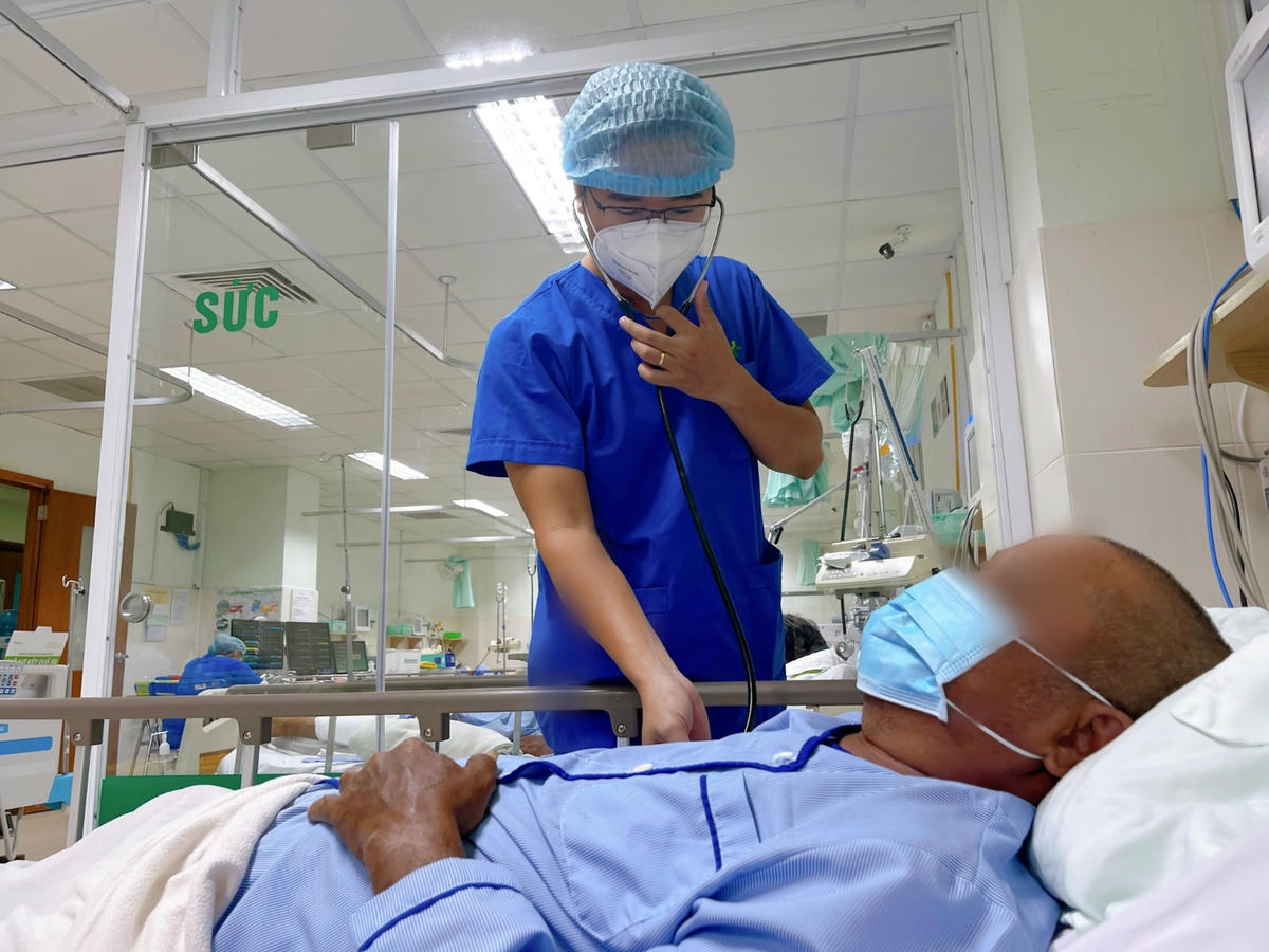 Bác sĩ đang theo dõi tình trạng sức khoẻ bệnh nhân N.V.Đ.