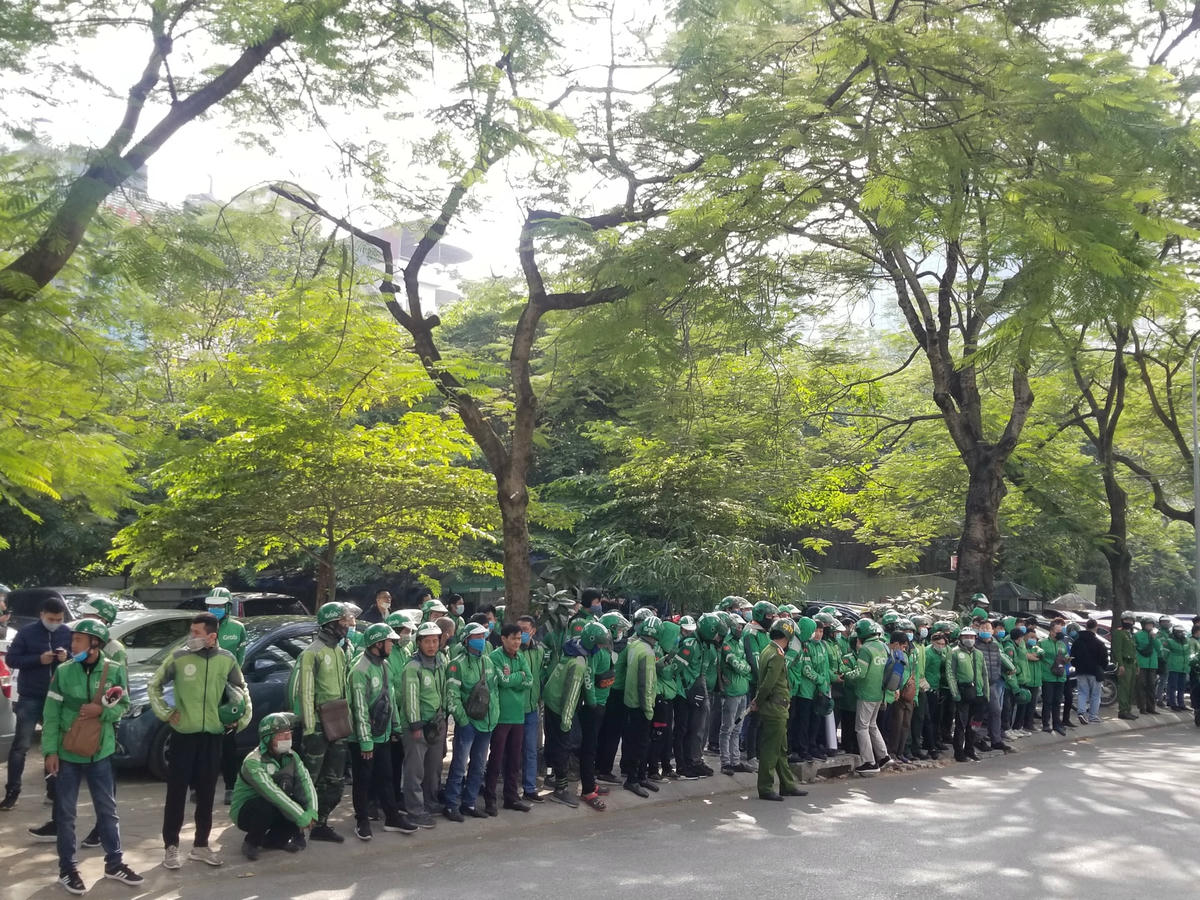 Hàng dài tài xế tập trung tại đây, lực lượng công an khu vực cũng đã có mặt để đảm bảo trật tự