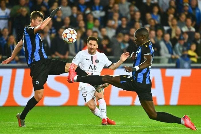 Messi có cú dứt điểm dội xà ngang.