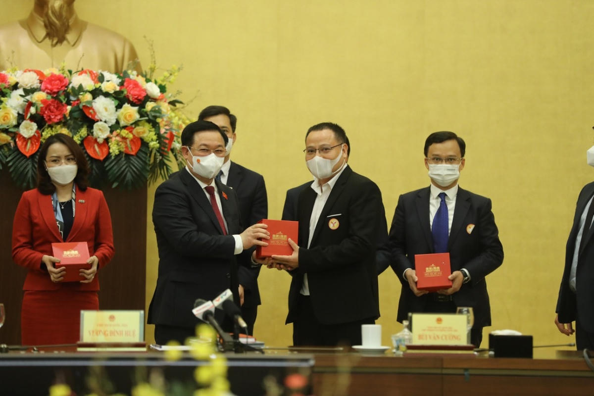 Ông Đặng Quang Định, TGĐ Công ty Sưn và Hóa chất Tân Á Đại Thành tiếp kiến Chủ tịch Quốc hội Vương Đình Huệ.