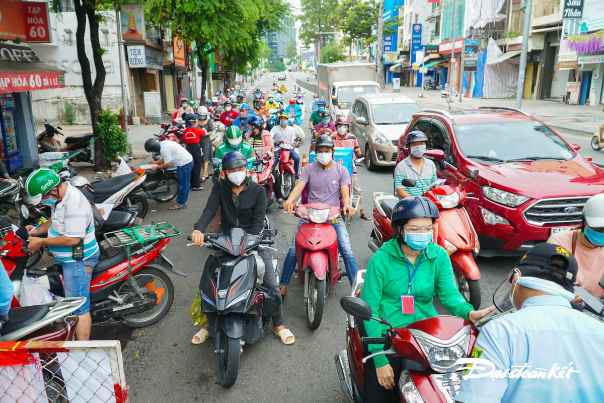 Quá trình khai báo mất nhiều thời gian, khiến nhiều phương tiện ứ động, không thể di chuyển.