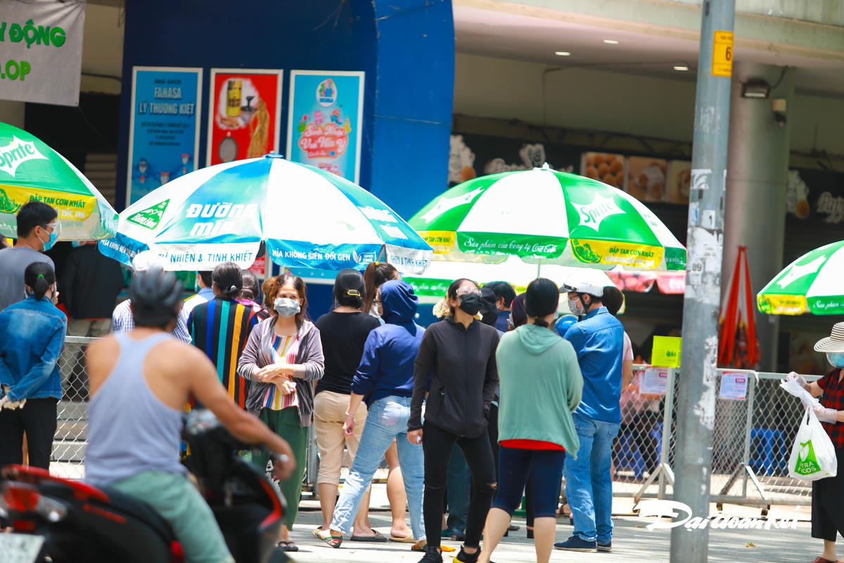 Cảnh chen chút tại một siêu thị trên đường Lý Thường Kiệt.