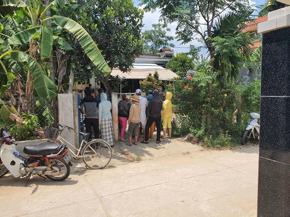 Nơi phát hiện em Kh. tử vong trước sân nhà.