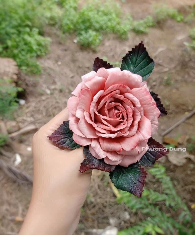 Những bông hoa nhìn y như thật khiến nhiều người thích thú, ngỡ ngàng. 