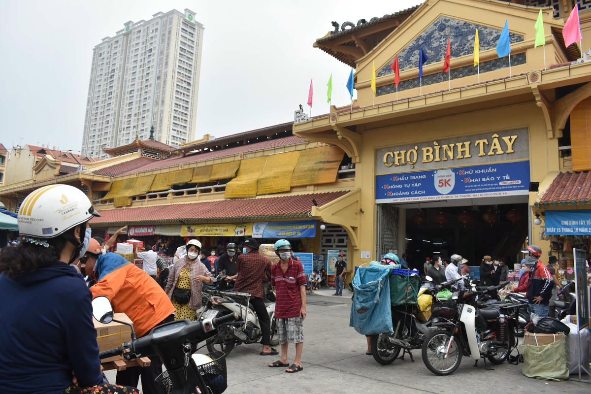 Chợ Bình Tây cũng nhộn nhịp giao nhận hàng hóa.