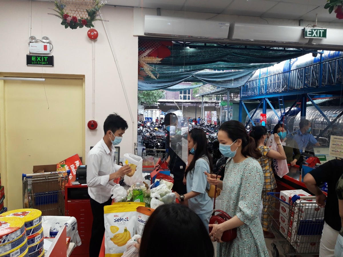 Nhân viên siêu thị, cửa hàng tiện lợi được ra đường từ 18 giờ đến 6 giờ sáng hôm sau để phục vụ hoạt động mua bán.