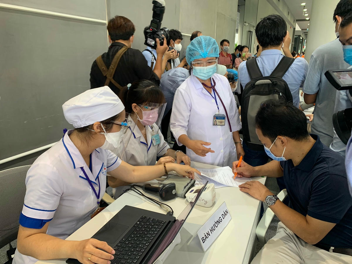 Tổ chức tiêm vaccine Covid-19 cho công nhân.