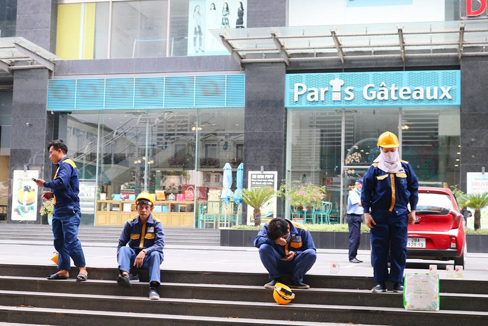 Một số công nhân tranh thủ nghỉ ngơi để lấy sức làm việc.