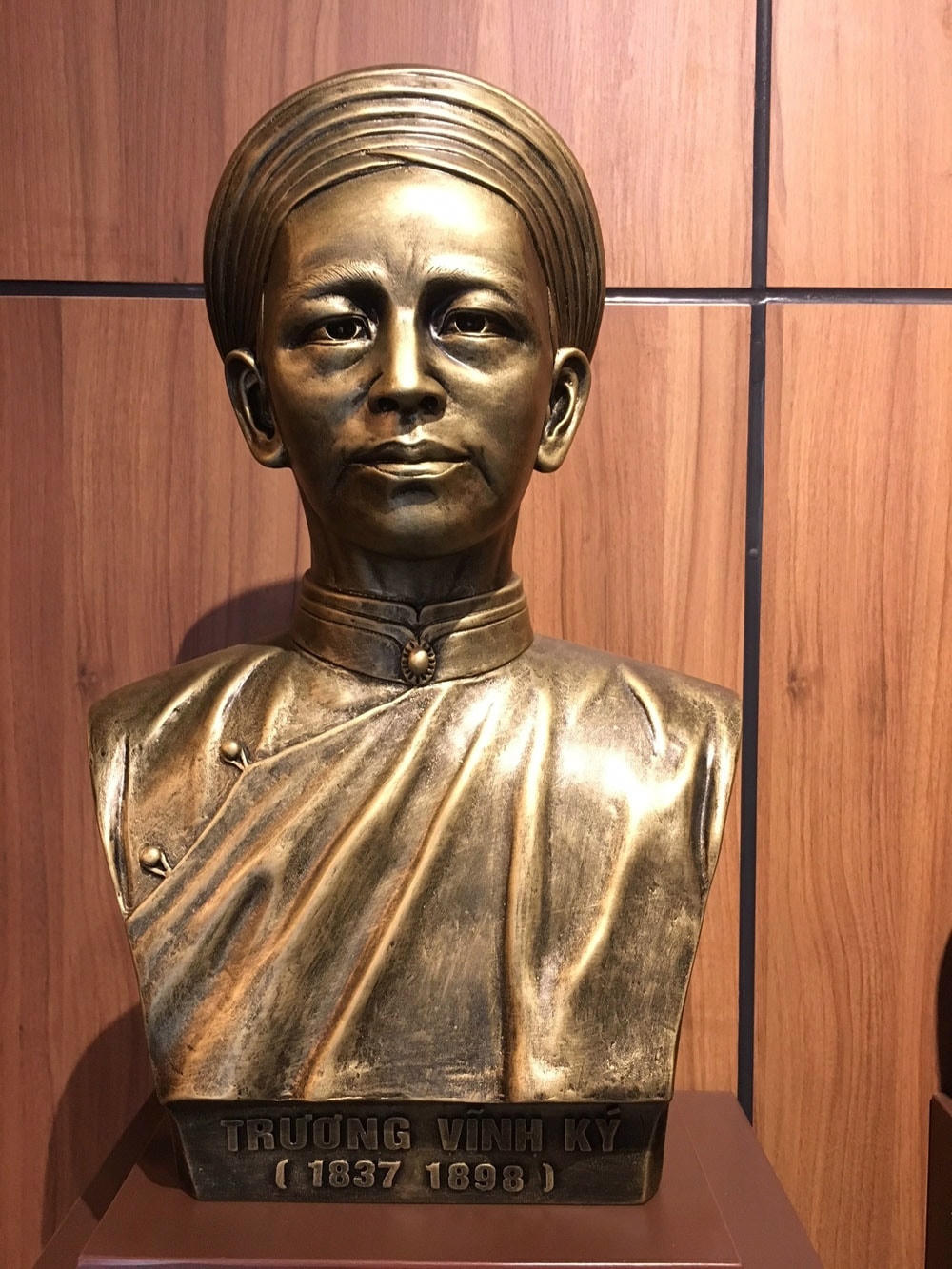 12. Tượng nhà báo Trương Vĩnh Ký, người xuất bản tờ báo chữ Quốc ngữ đầu tiên.