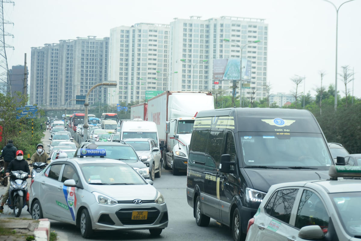 Theo ghi nhận của phóng viên Báo Đại Đoàn Kết Online, chiều ngày 4/2 (tức mùng 4 Tết), người dân bắt đầu dồn về Thủ đô Hà Nội sau kỳ nghỉ Tết dài ngày. Tại một số tuyến đường cửa ngõ Pháp Vân – Cầu Giẽ, Ngọc Hồi –  Giải Phóng… đã bắt đầu đông đúc người dân quay trở lại Hà Nội làm việc.