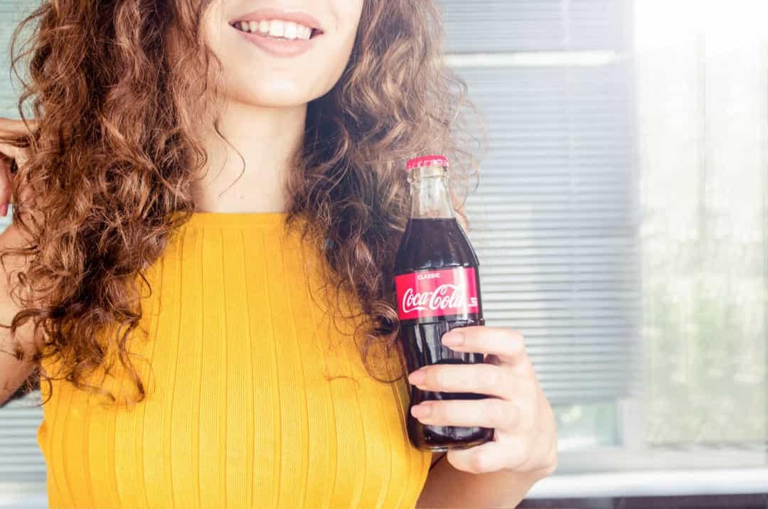 Tóc xoăn -Một số người thề rằng Coca-Cola là một sản phẩm dành cho tóc, bao gồm siêu mẫu người Anh và nữ diễn viên 'Insurgent' Suki Waterhouse.