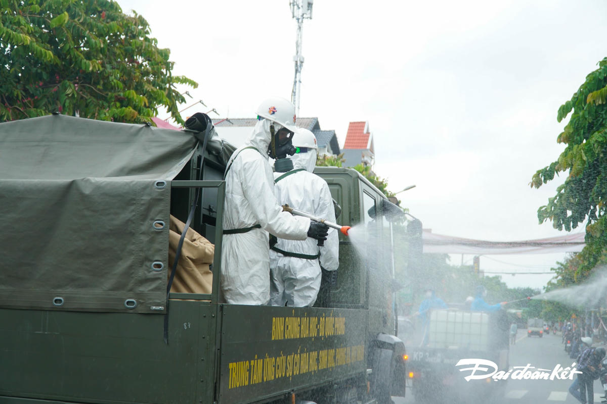 Dự kiến mỗi ngày, Thành phố sẽ phun được 2-4 quận, huyện.