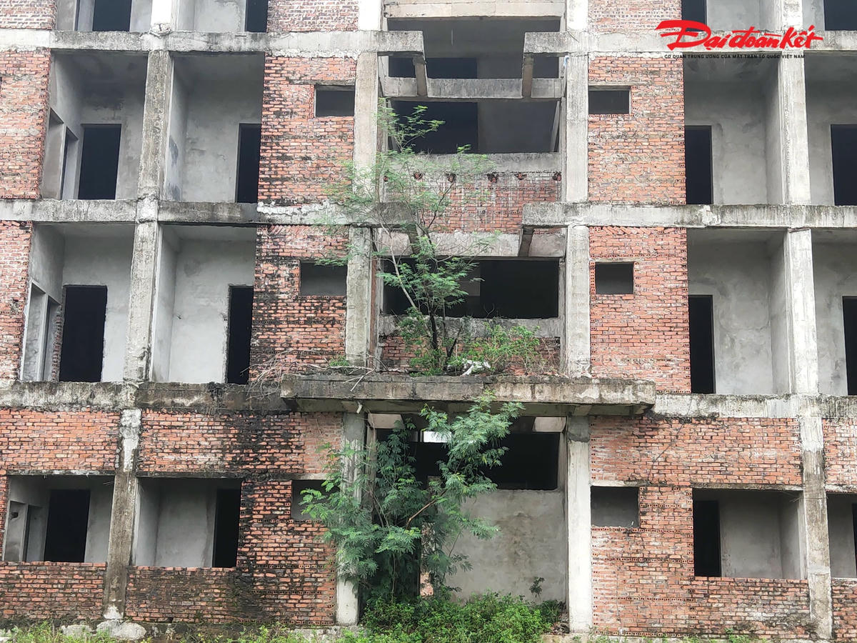 Theo người dân địa phương, công trình ký túc xá được xây dựng từ năm 2009 đến 2013, thì dừng lại. Từ đó đến nay công trình bỏ hoang, cỏ mọc um tùm quanh các khu nhà, dây leo quấn quanh bờ tường.