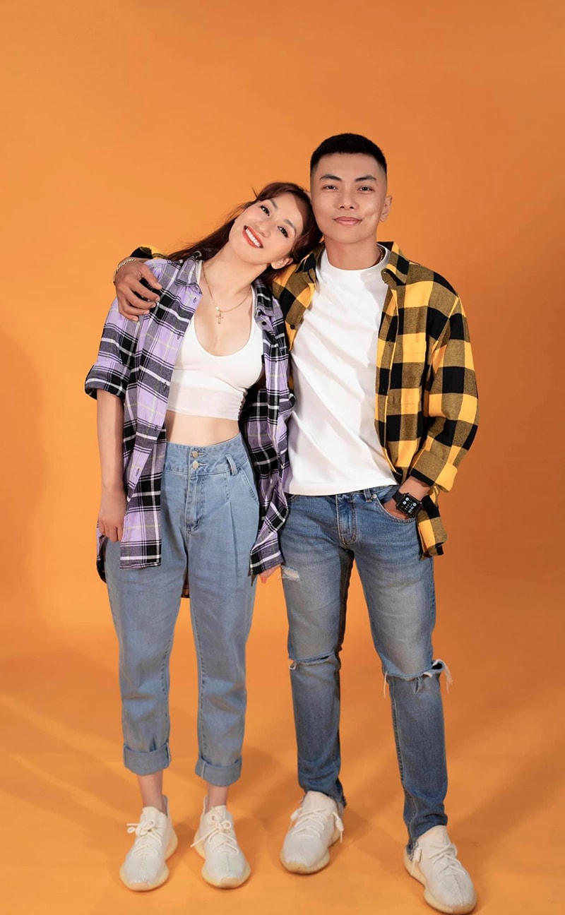 Cả hai công khai mối quan hệ yêu đương và gặp nhiều chỉ trích từ dư luận.