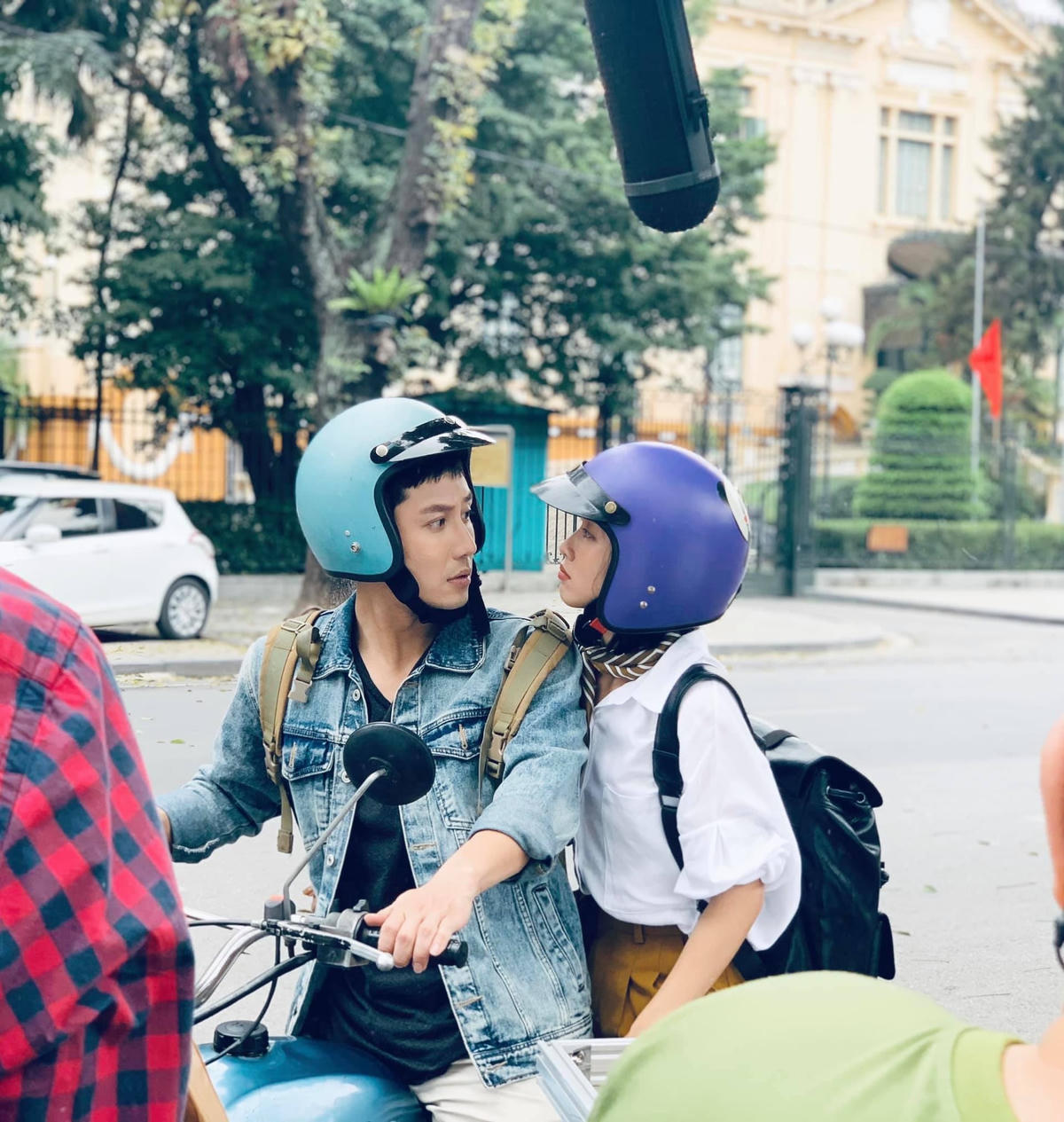 Cả hai nhìn nhau say đắm thế này khiến khiến fan lụi tim vì độ tình của Nhi và Đăng.