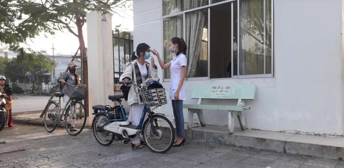 Học sinh được kiểm tra đo thân nhiệt phòng, chống dịch Covid-19.