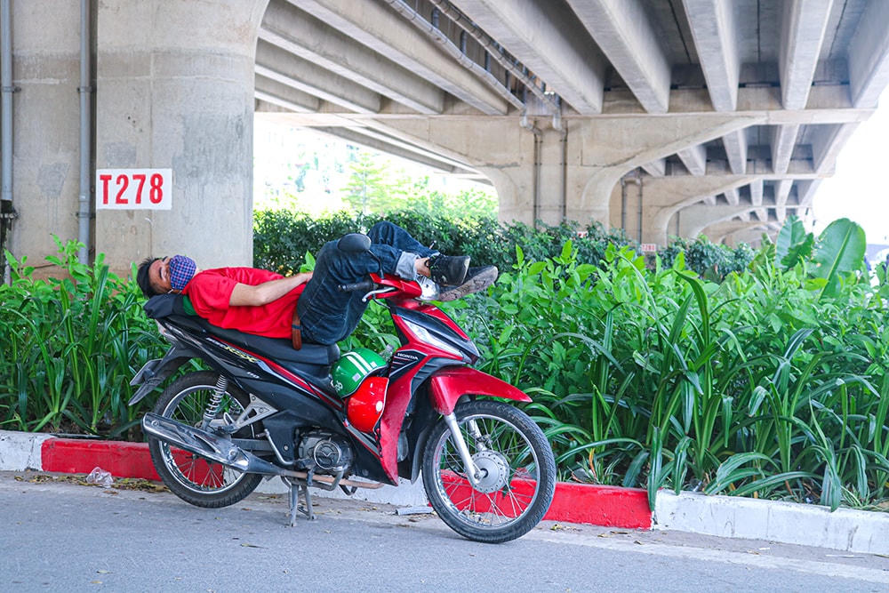 [ẢNH] Những giấc ngủ vội giữa cái nắng như 'đổ lửa’ ở Thủ đô