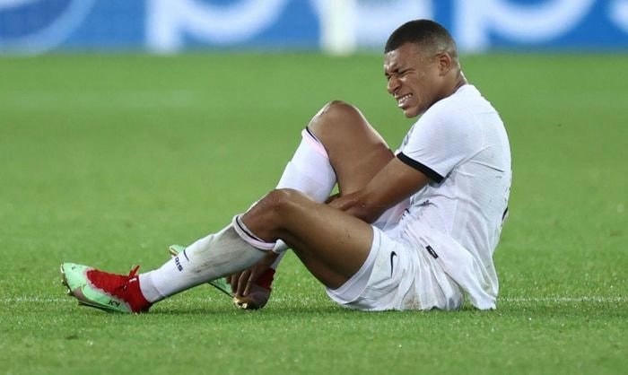 Mbappe chấn thương ở phút 50.