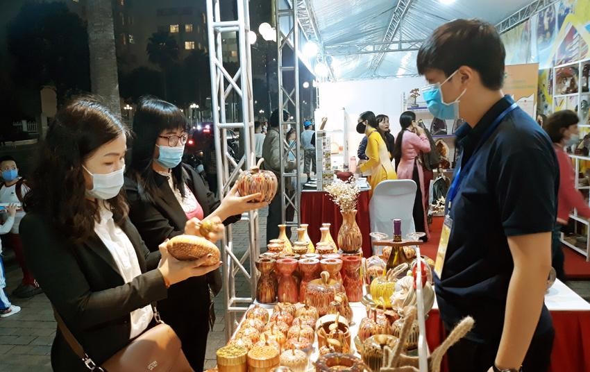 Người tiêu dùng tiếp cận hàng Việt tại Hội chợ hàng Thủ công mỹ nghệ 2021.