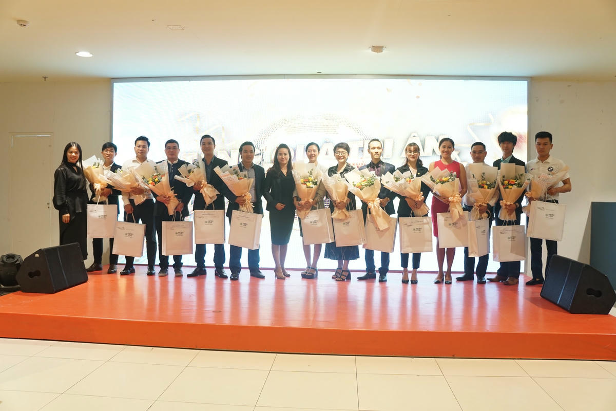 Đại diện Công ty TNHH Đầu Tư Metro Star tặng quà tri ân cho các Đại Lý