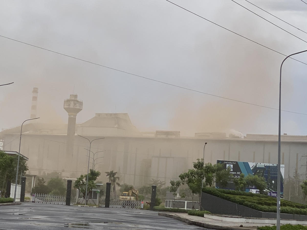 Khói phát tán từ nhà máy luyện phôi thép Pomina 3.