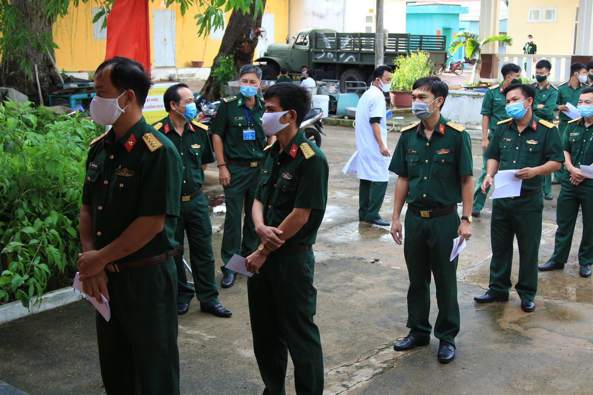 Đại biểu là cán bộ, chiến sĩ huyện Côn Đảo đang chờ để bỏ phiếu bầu cử.