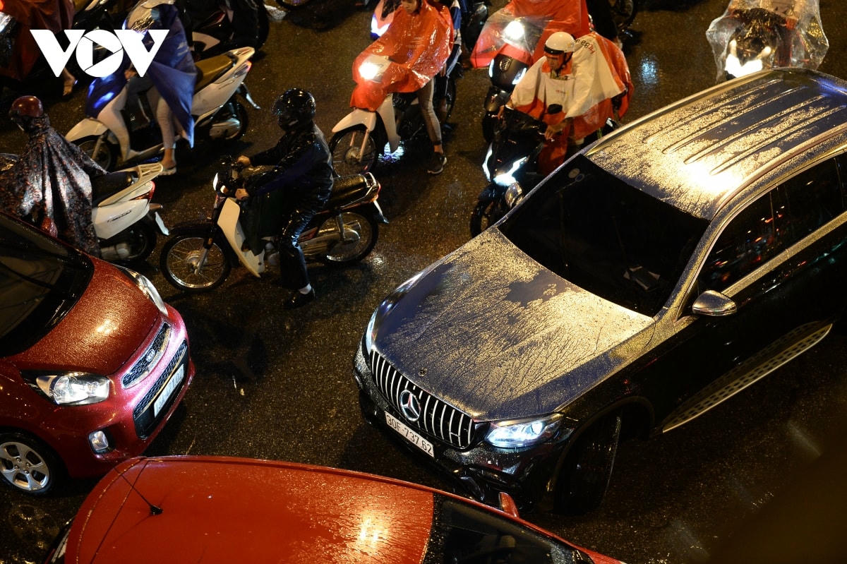  Khi áp lực giao thông quá lớn khiến nhiều chủ phương tiện bất tuân quy định giao thông tại các nút giao.