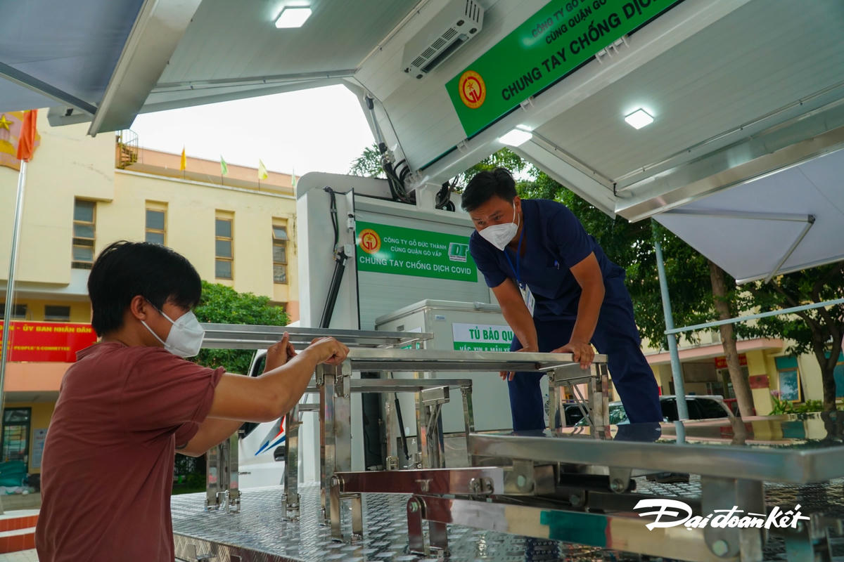 Nhân niên y tế tiến hành cố định các ghế ngồi có sẵn trên xe.