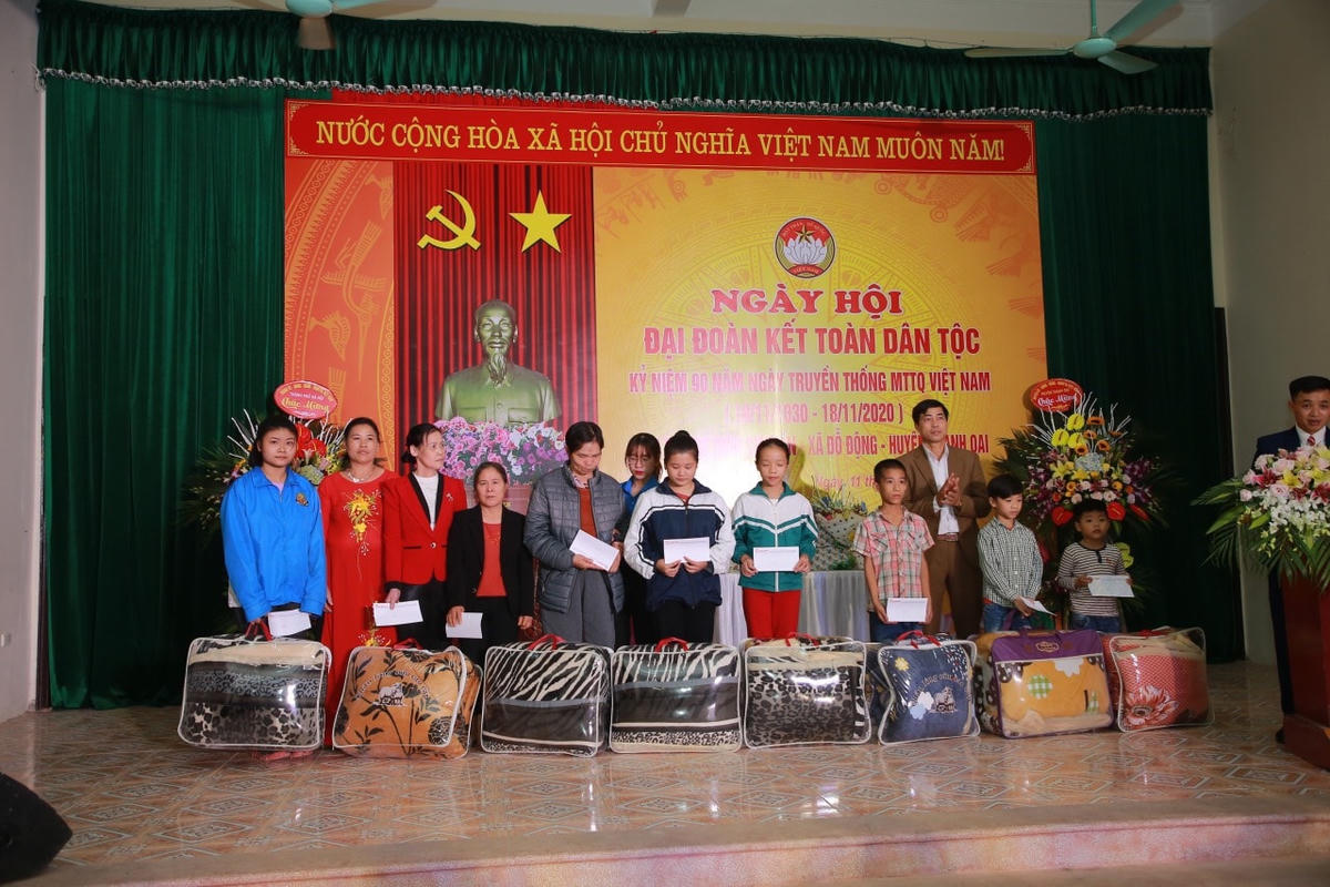 Hội chữ thập đỏ trao chăn ấm và tiền cho các bạn nhỏ và hộ gia đình hoàn cảnh khó khăn.