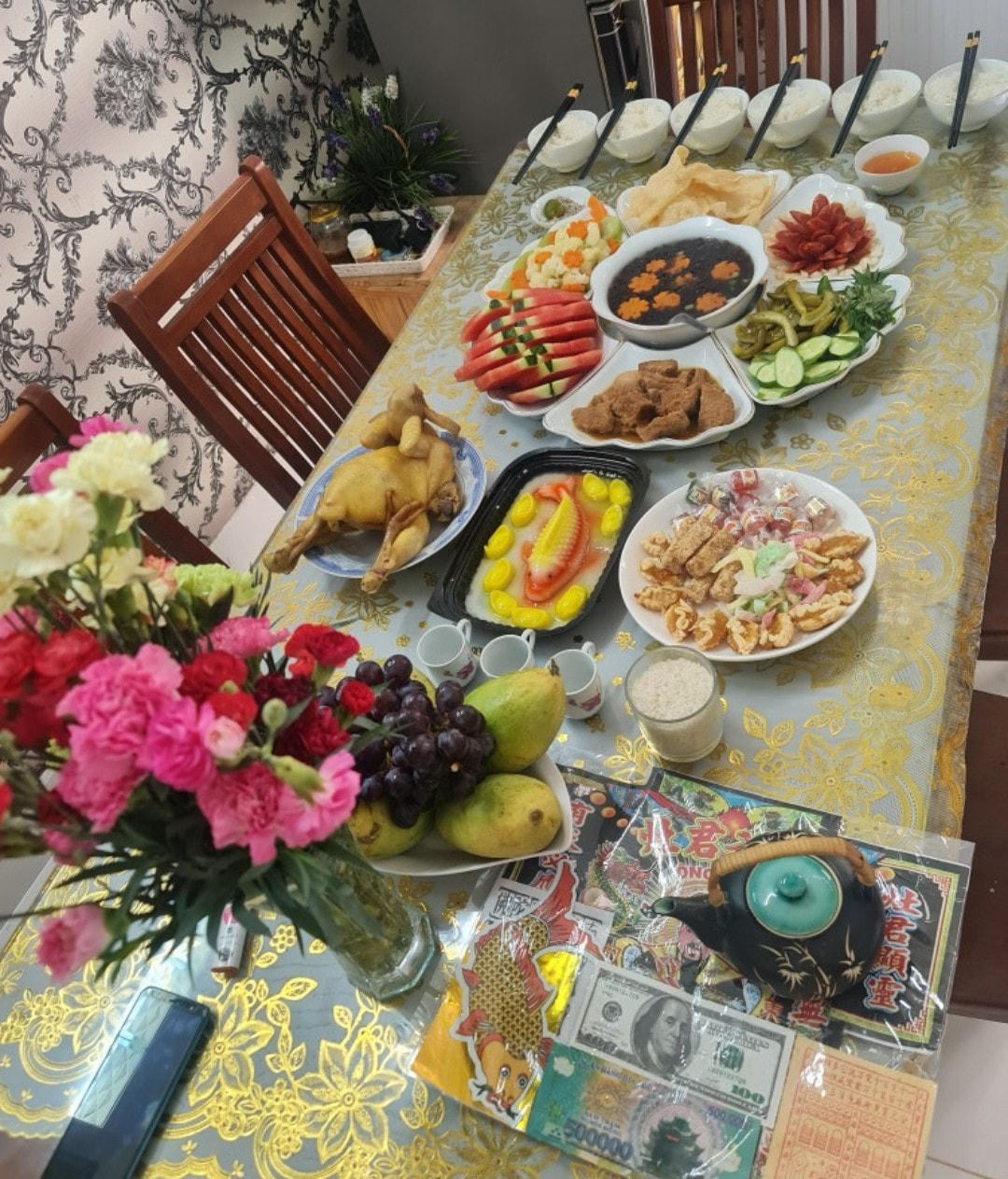 Tùy theo điều kiện gia đình, làm lễ tiễn đưa ông Táo lên chầu trời một cách long trọng hoặc đơn giản