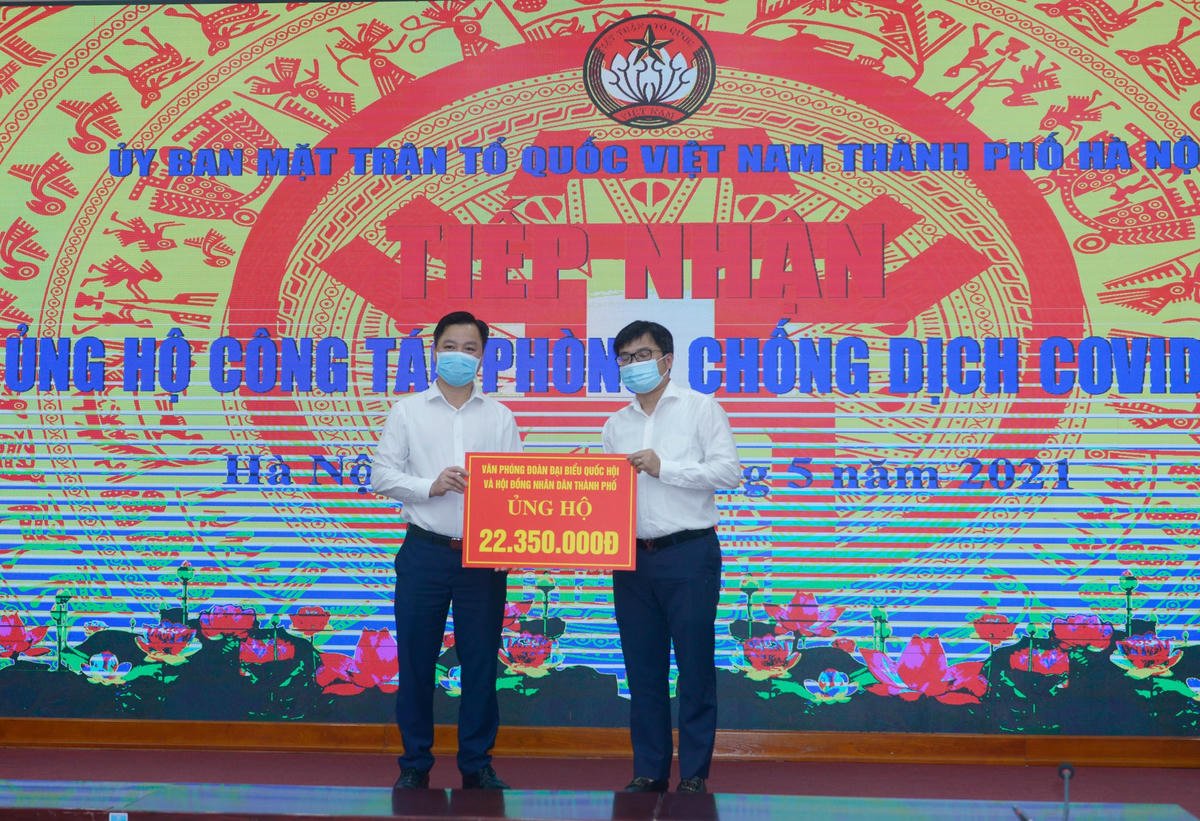 Phó Chủ tịch Ủy ban MTTQ thành phố Nguyễn Sỹ Trường tiếp nhận ủng hộ phòng dịch Covid - 19.