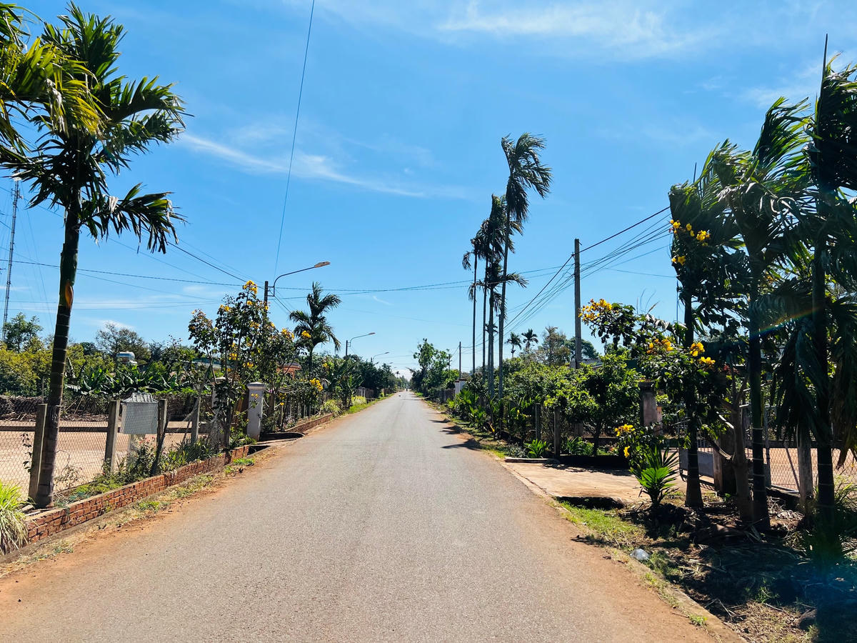 Đường thôn xóm được nhựa hoá, bê tông hoá, nhà cửa khang trang, sạch đẹp.