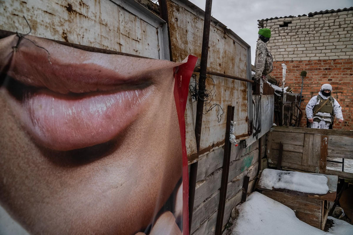 Một người lính Ukraine canh gác ở Marinka. Ảnh: Timothy Fadek / Redux.