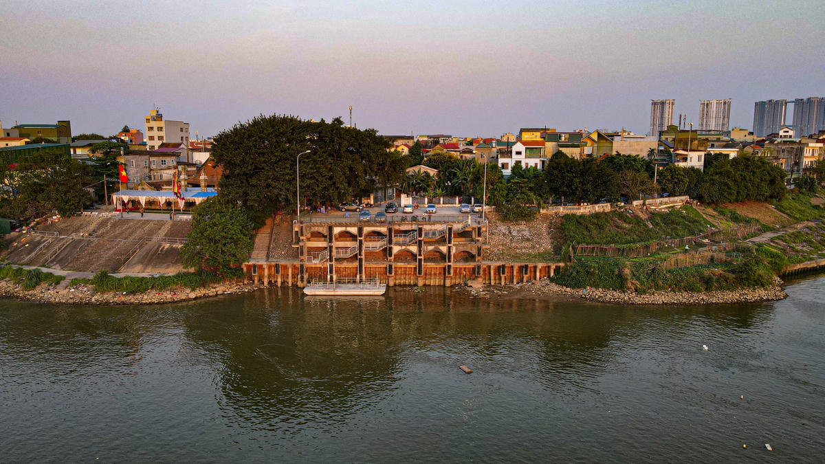 Cô Nguyễn Thị Liên người dân sống tại cảng cho hay: “Đã rất lâu rồi, cảng Bát Tràng đã không có tàu thuyền ghé qua, khu vực này biến thành nơi để ô tô của người dân trong thôn”.