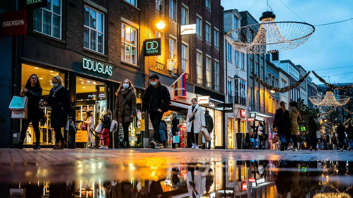 Người dân mua sắm ở thành phố Eindhoven, Hà Lan trước những hạn chế mới. Ảnh: Sky News.