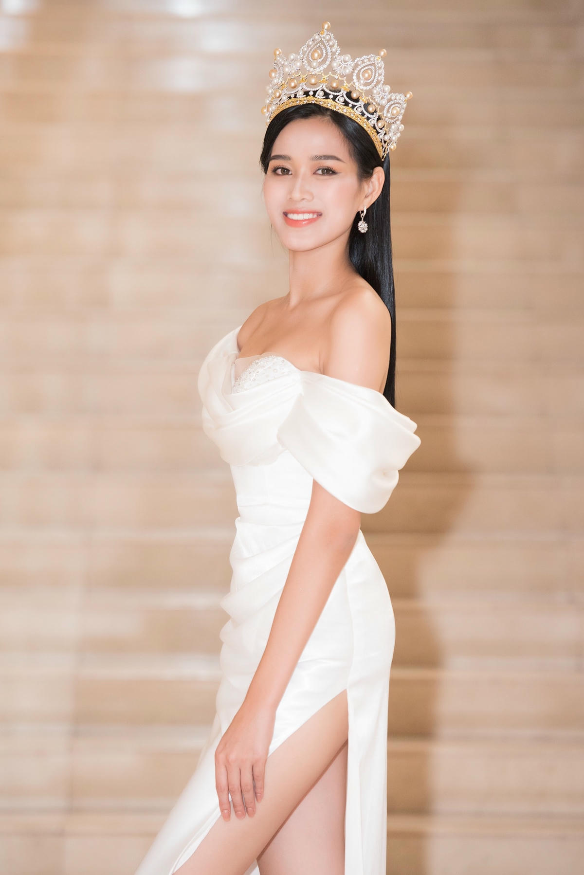 Hoa hậu Việt Nam 2020 Đỗ Thị Hà sinh năm 2001, đến từ Thanh Hóa, cao 1m75, số đo hình thể 80-60-90. Cô và Á hậu 2 - Nguyễn Lê Ngọc Thảo là 2 thí sinh có chiều dài đôi chân khủng nhất của hoa hậu năm nay là 1,1m.