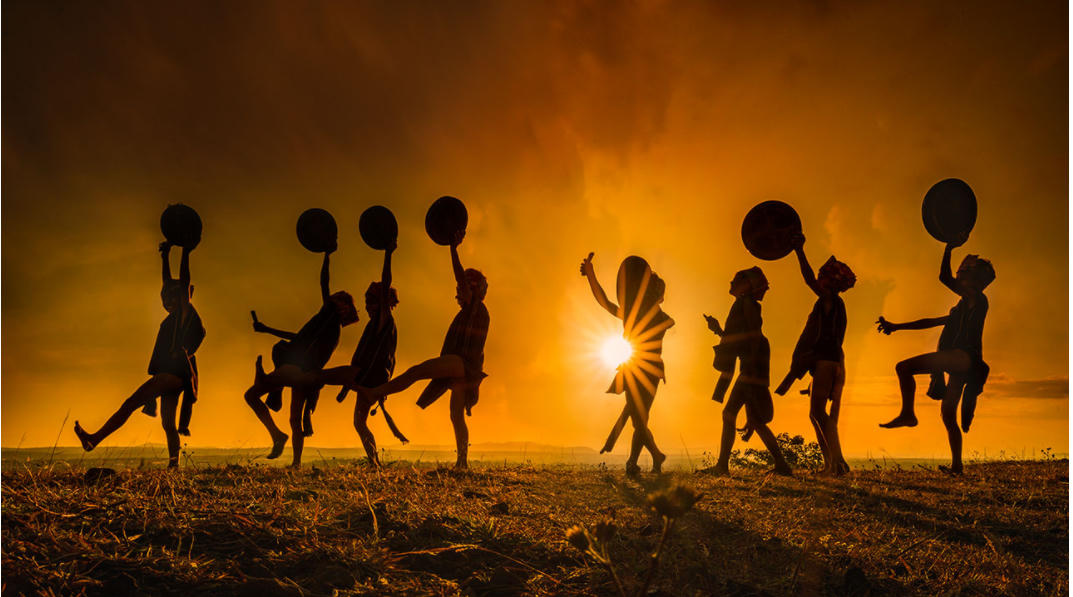 Tác phẩm “Những đứa trẻ nhảy với cồng chiêng”.