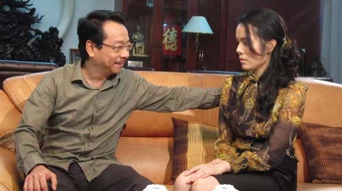 NSND Hoàng Dũng (trái) vai Chủ tịch tỉnh Đinh Xuân Ẩn trong Đàn trời.