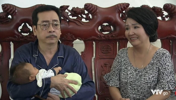 NSND Hoàng Dũng (trái) trong phim Về nhà đi con.