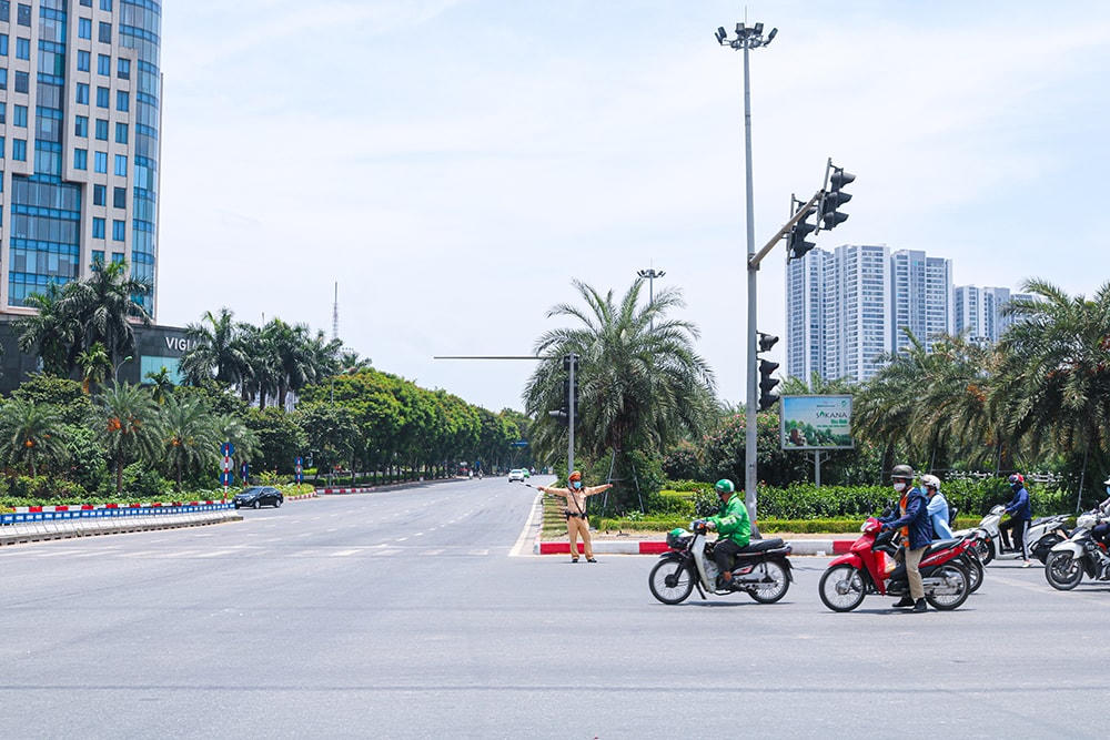 Hình ảnh chiến sĩ Cảnh sát giao thông “phơi mình” giữa nắng để làm nhiệm vụ.