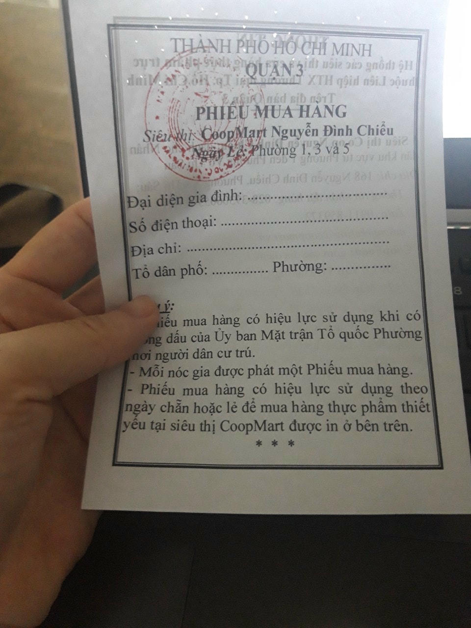 Phát phiếu chẵn - lẻ mua hàng đảm bảo khoảng cách an toàn trong dịch bệnh.