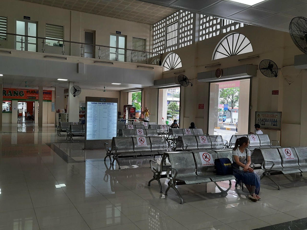 Bến xe Giáp bát khá đìu hiu, vắng khách dù đang cận kề đợt nghỉ lễ 30/4 và 1/5