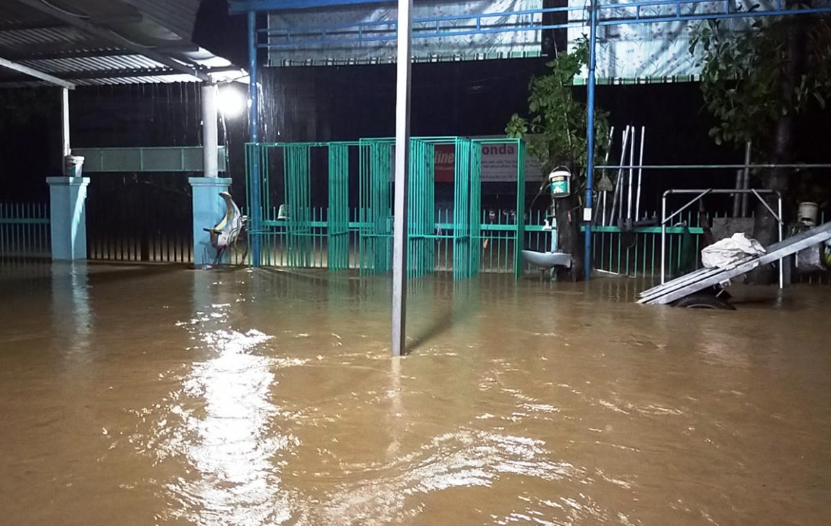 Mưa lớn khiến Đại Lộc nhiều nơi chìm trong biển nước