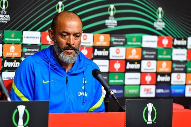 HLV Nuno Santo thừa nhận cảm thấy lo lắng về lực lượng khi trận đấu với Chelsea đã cận kề.