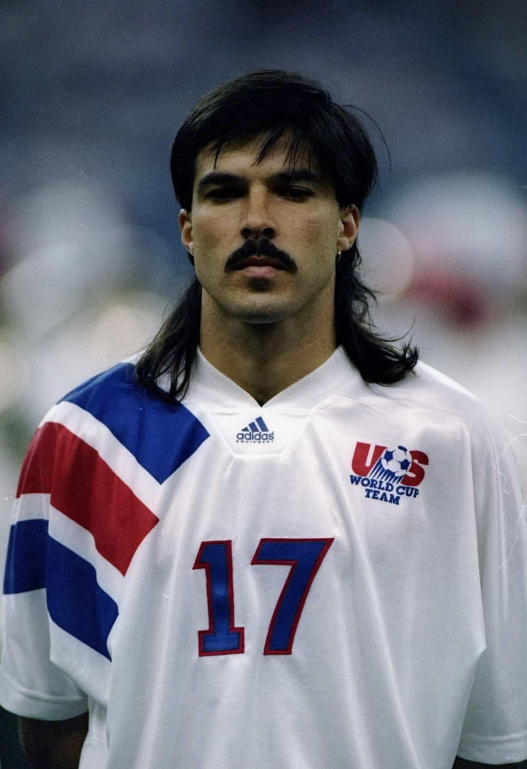 Cựu cầu thủ bóng đá người Mỹ Marcelo Balboa rất chăm chút bộ ria mép của mình, nhưng anh chẳng giờ để được kiểu tóc phù hợp.  