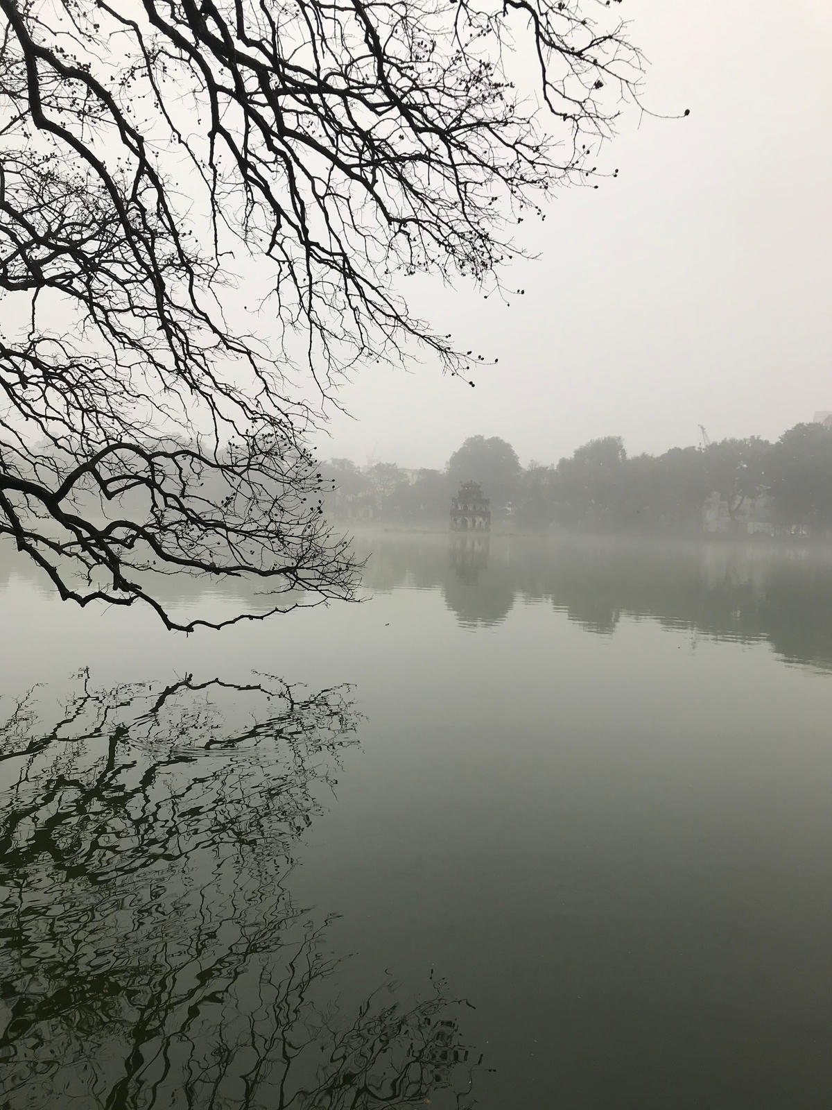 Hồ Hoàn Kiếm còn được gọi với cái tên quen thuộc là Hồ Gươm.