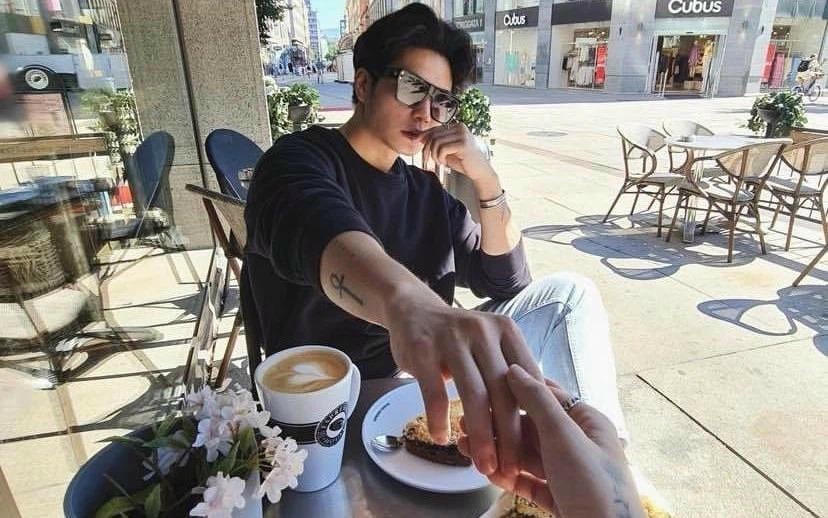 Trước đó Huy Trần cũng thường đăng tải những hình ảnh thấp thoáng bóng dáng của “nửa kia”.