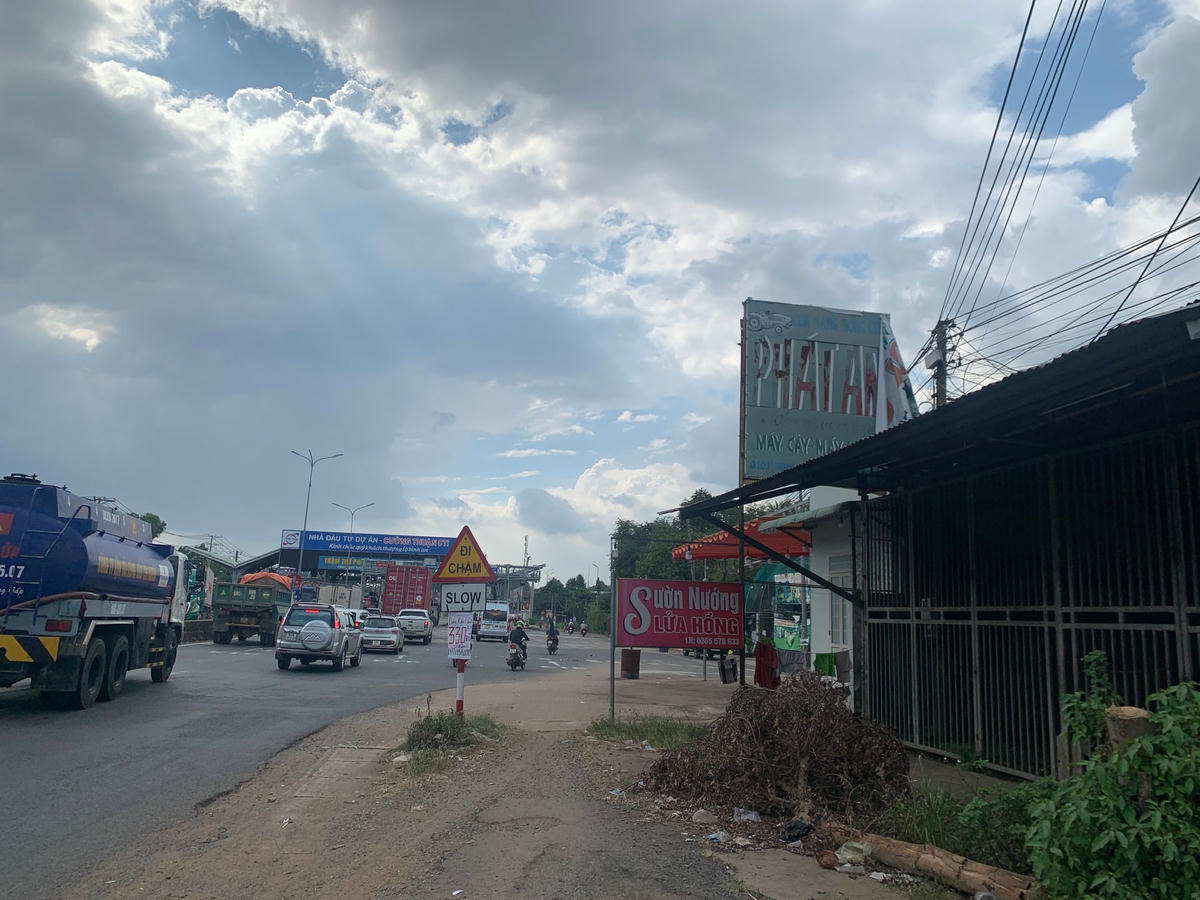 Cửa hàng nông ngư cơ An Phát ngừng kinh doanh hơn 2 năm nay do Trạm BOT không đồng ý gỡ bỏ dải phân cách cứng trước mặt. (hình chụp ngày 18/2/2022).