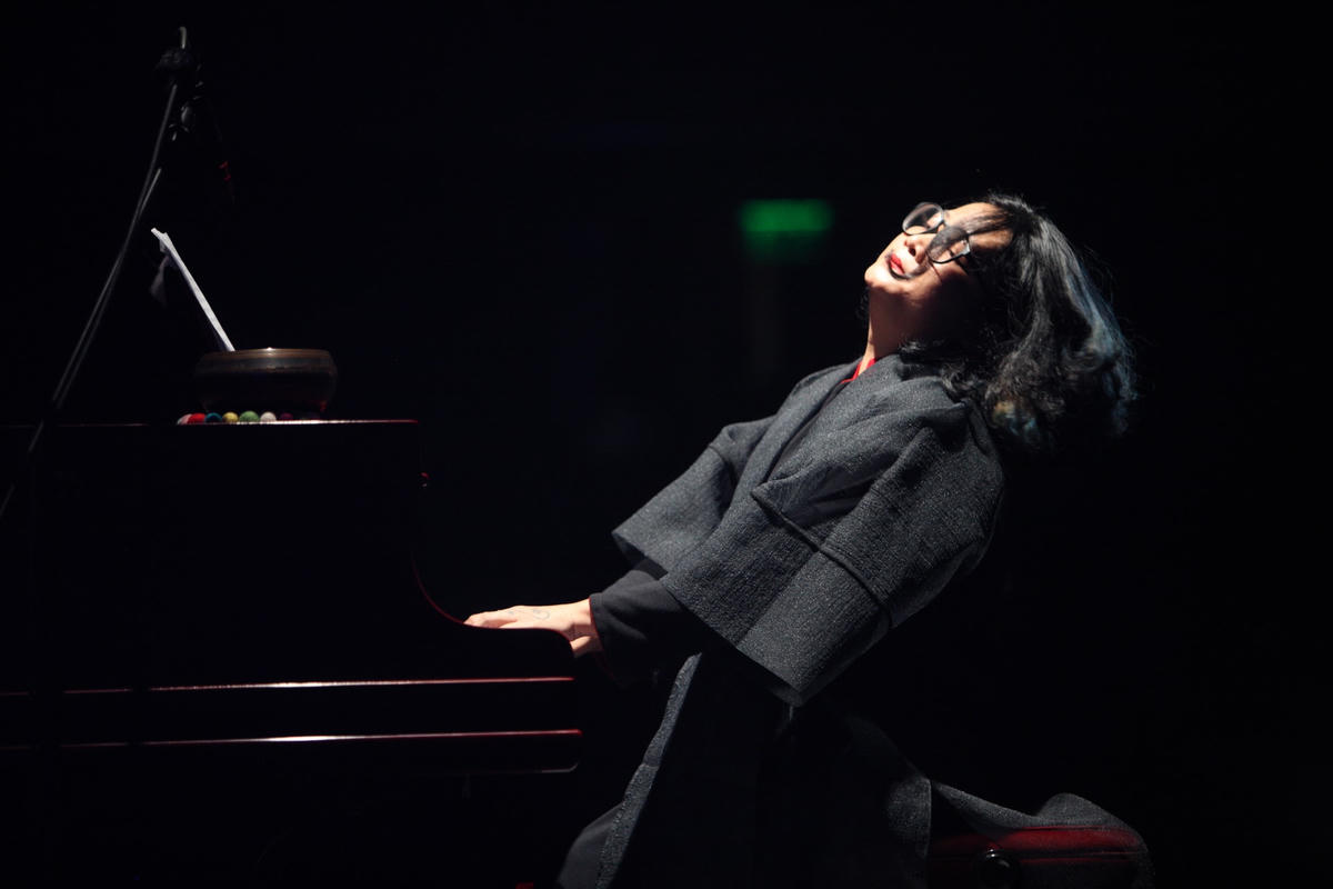 Nghệ sĩ Phó An My biểu diễn trên sân khấu.