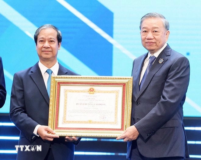 Tổng Bí thư Tô Lâm trao tặng Huân chương Lao động hạng Nhất cho Bộ Giáo dục-Đào tạo. (Ảnh: Thống Nhất/TTXVN) ttxvn-0509-tong-bi-thu-nganh-giao-duc-19.jpg